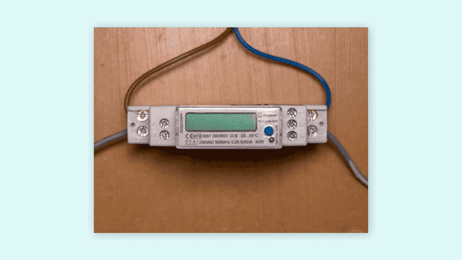 Main voltage connections. Wires above are inputs, wires below are outputs